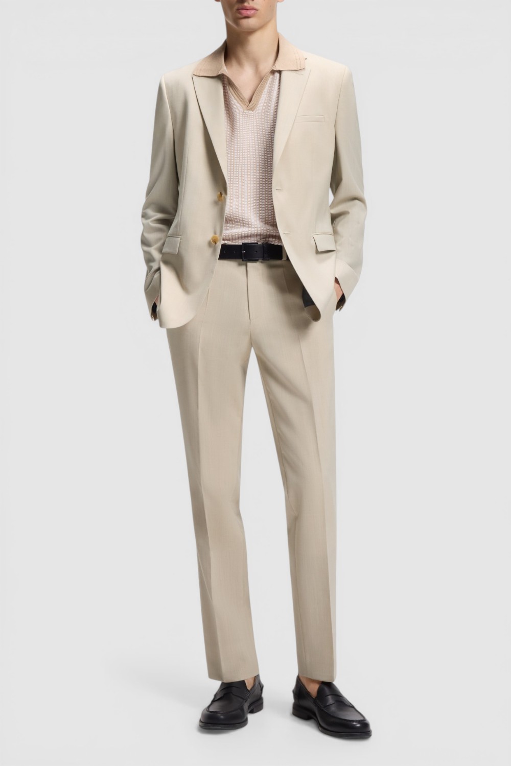 תמונת כל הלוק של מכנסיים ארוכים